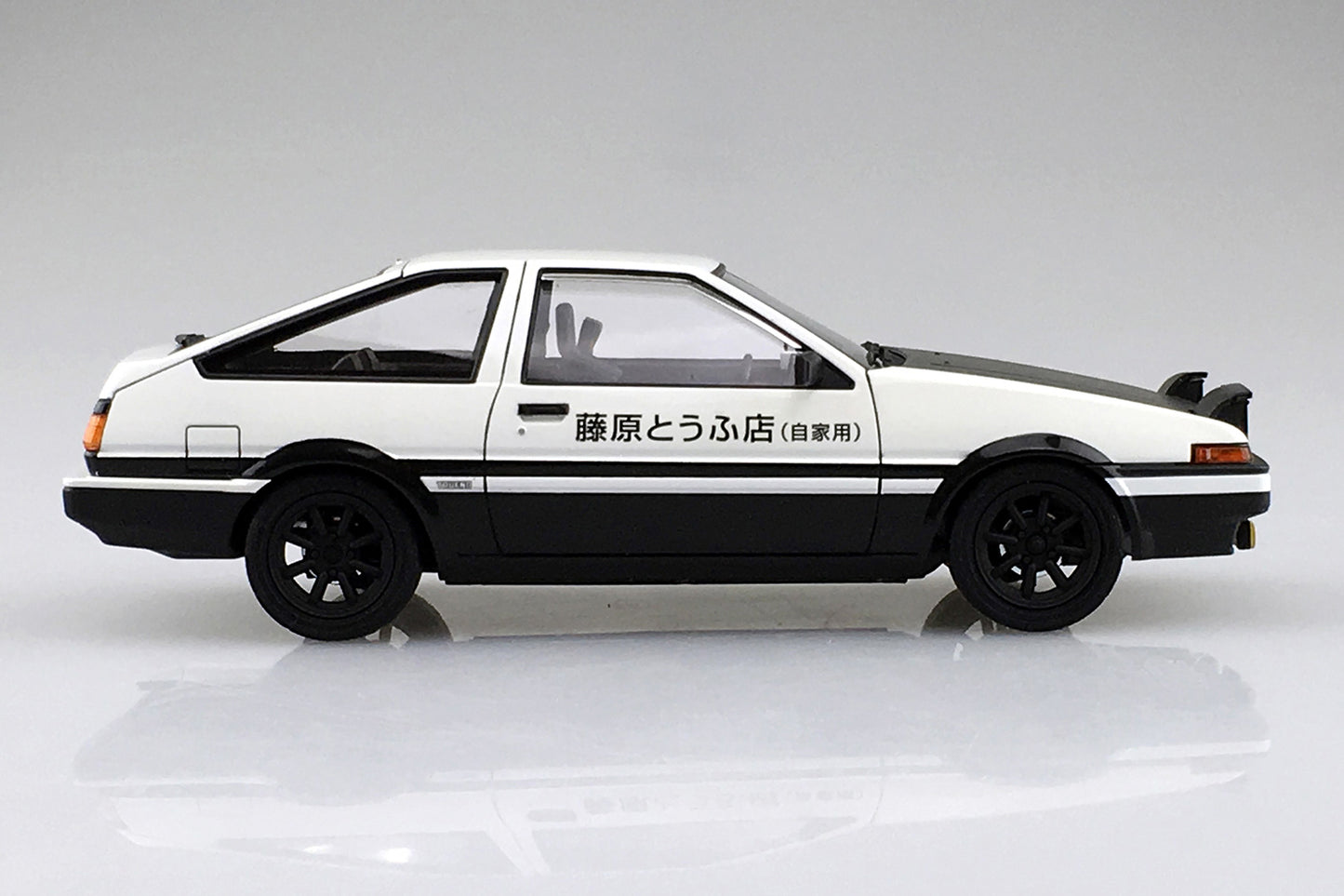 Aoshima Initial-D Fujiwara Takumi Toyota AE86 Trueno Project D Version (1:24)