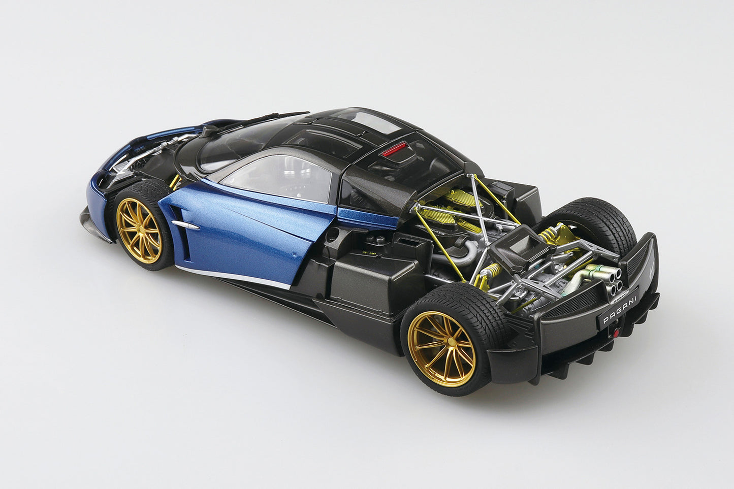 Aoshima 2016 Pagani Huayra Pacchetto Tempesta (1:24)
