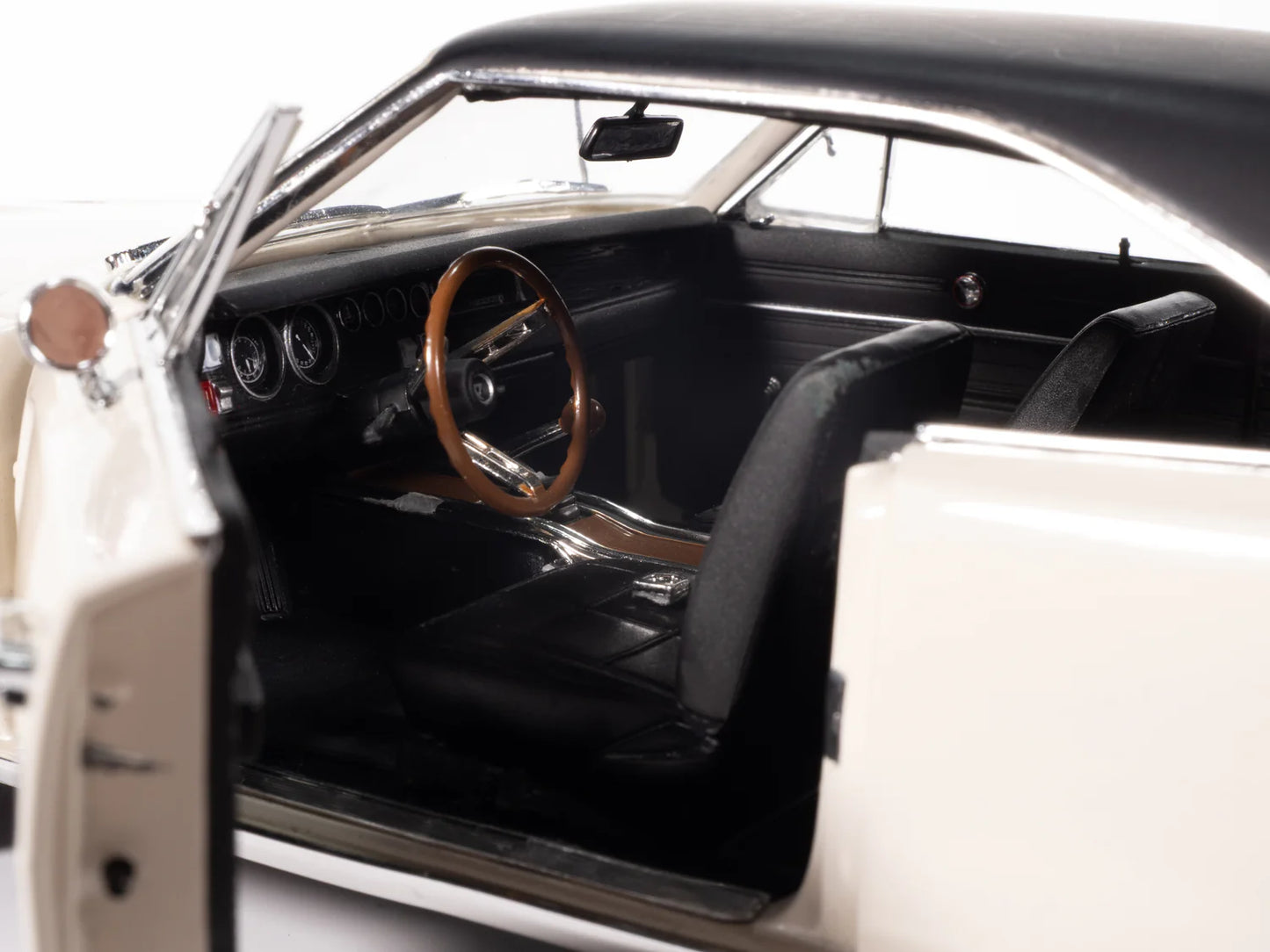 Auto World 1969 Dodge Charger R/T - White (1:18)