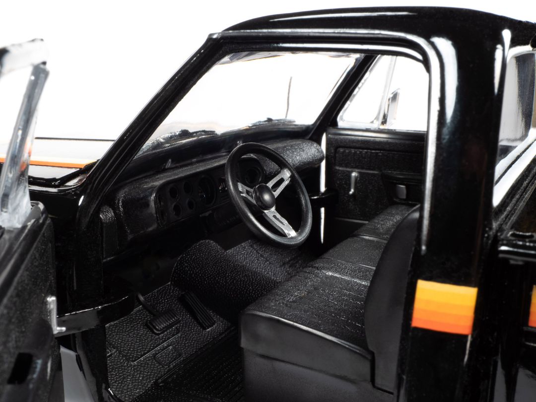 Auto World 1980 Dodge D150 Pick-M-Up Utiline (1:18)