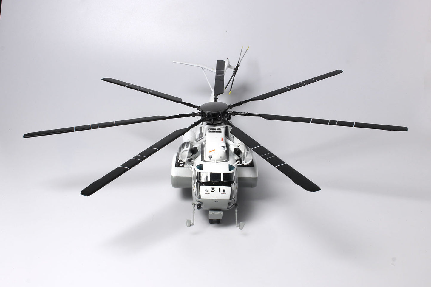 Platz Italeri Japan Maritime Self-Defense Force MH-53E Sea Dragon Minesweeper/Cargo Helicopter (1:72)