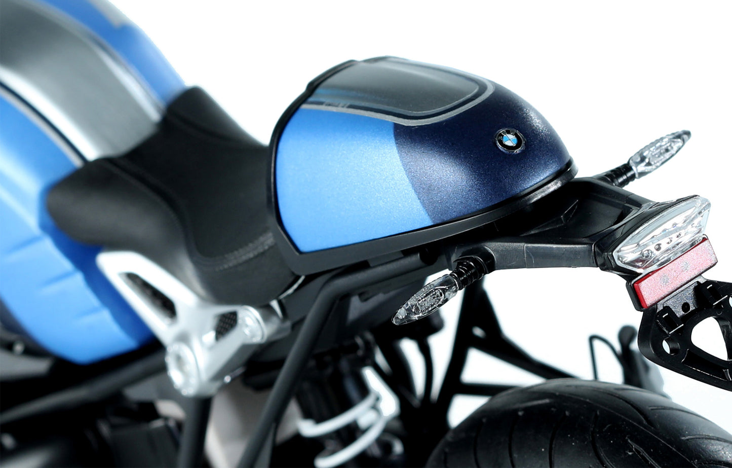 Meng Model BMW R nineT - Option 719 Mars Red / Cosmic Blue (1:9)