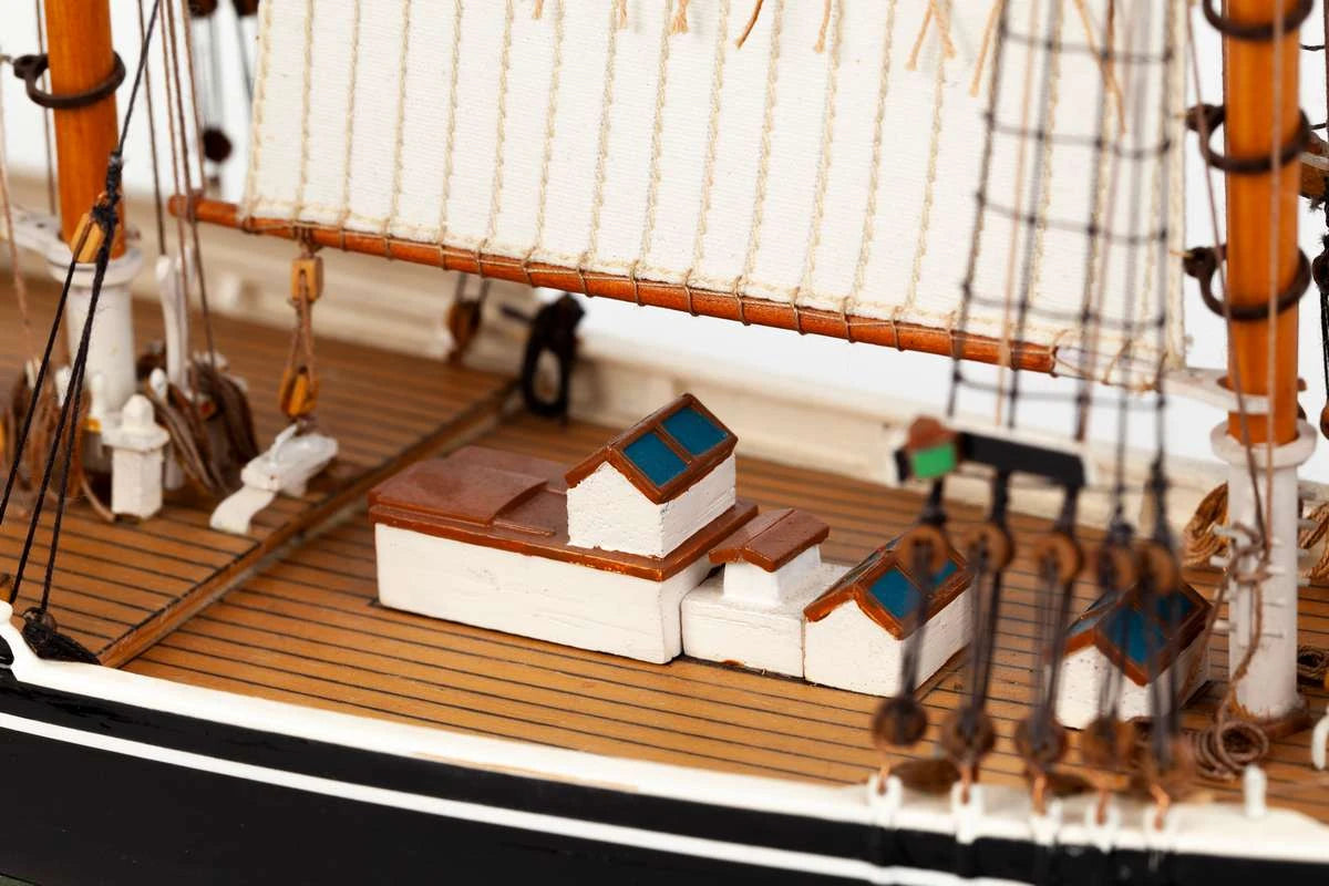 Billing Boats Schooner Bluenose II (1:100)