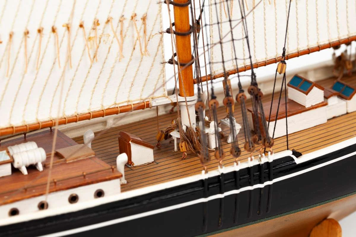 Billing Boats Schooner Bluenose II (1:100)