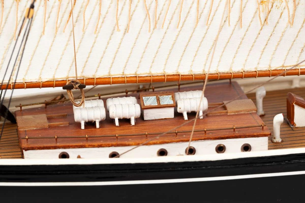 Billing Boats Schooner Bluenose II (1:100)