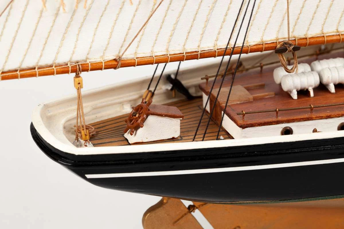 Billing Boats Schooner Bluenose II (1:100)