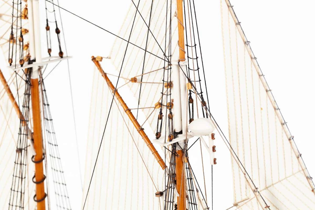 Billing Boats Schooner Bluenose II (1:100)
