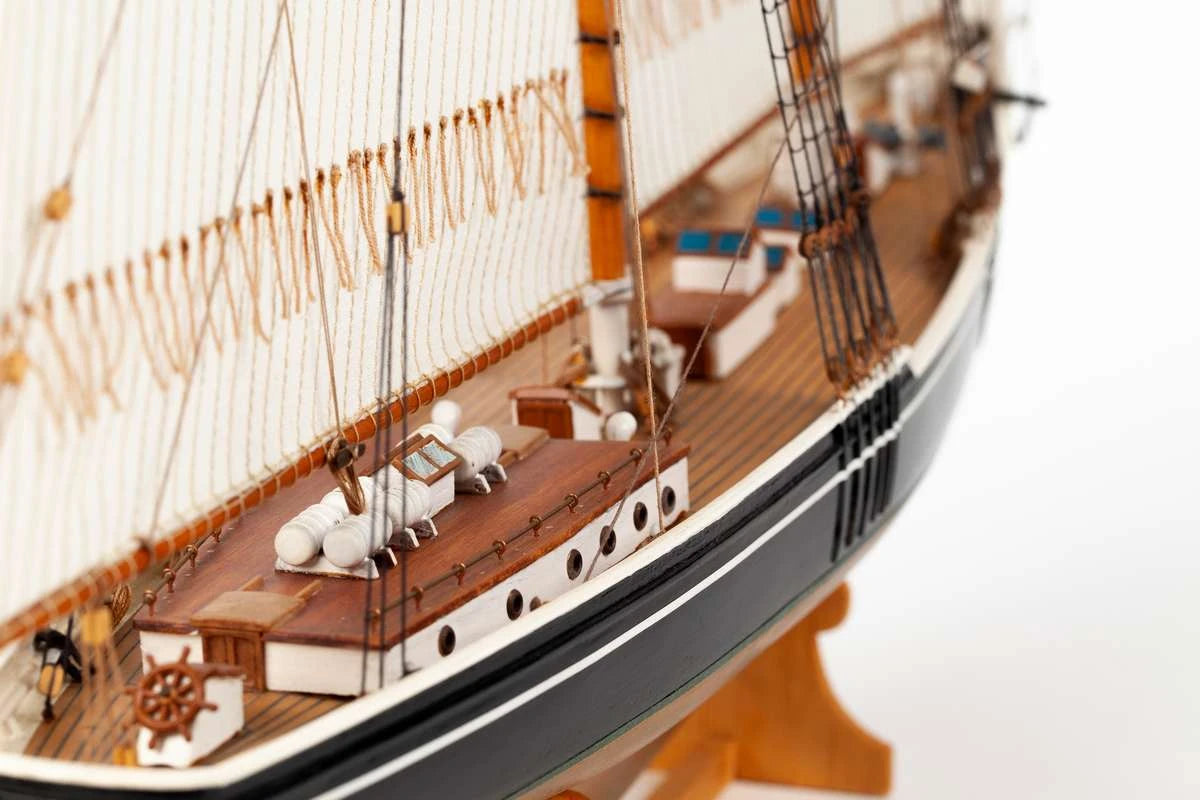 Billing Boats Schooner Bluenose II (1:100)