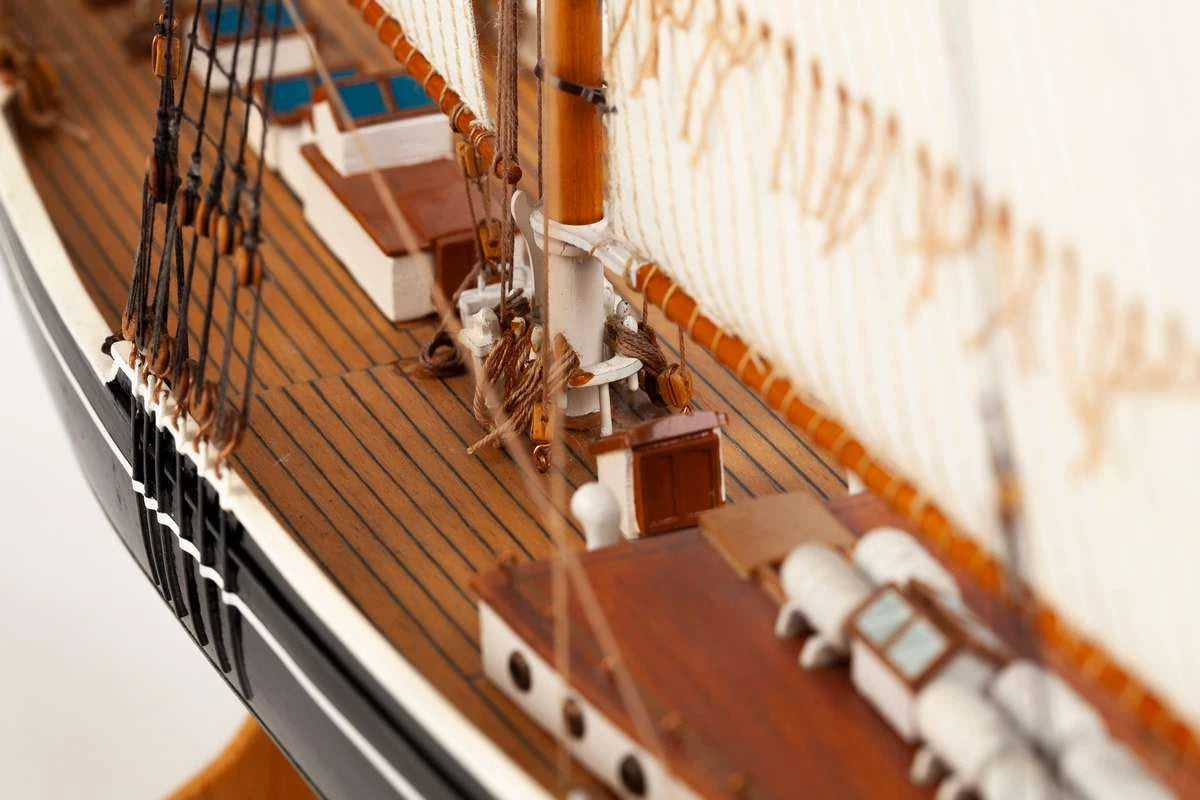 Billing Boats Schooner Bluenose II (1:100)