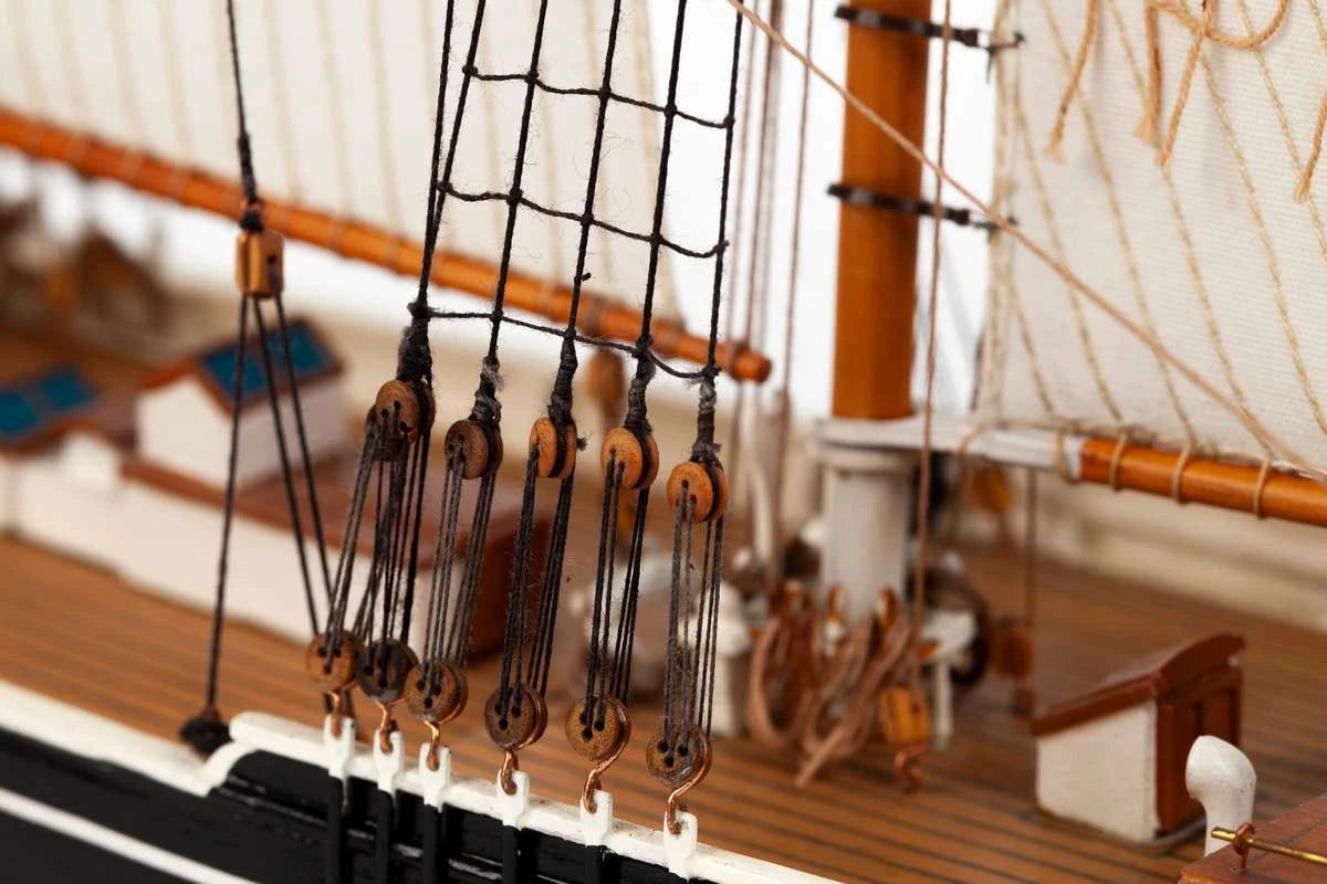 Billing Boats Schooner Bluenose II (1:100)