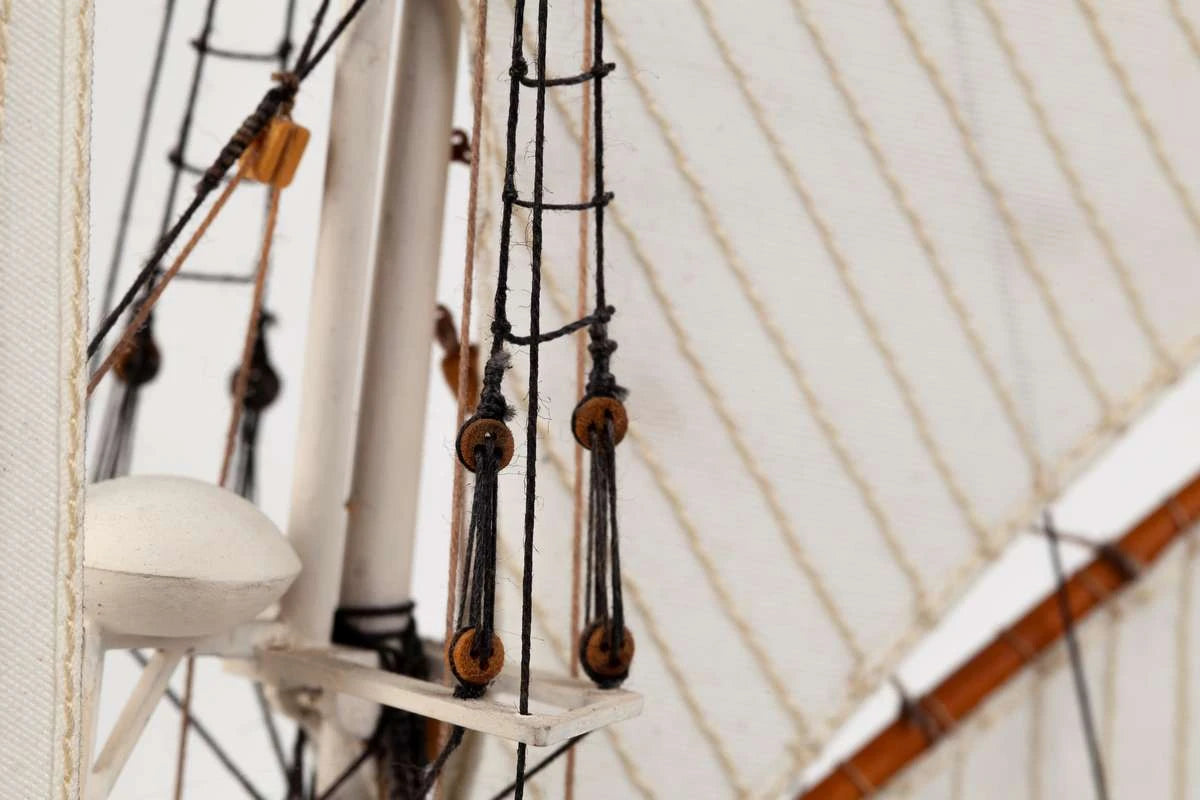 Billing Boats Schooner Bluenose II (1:100)