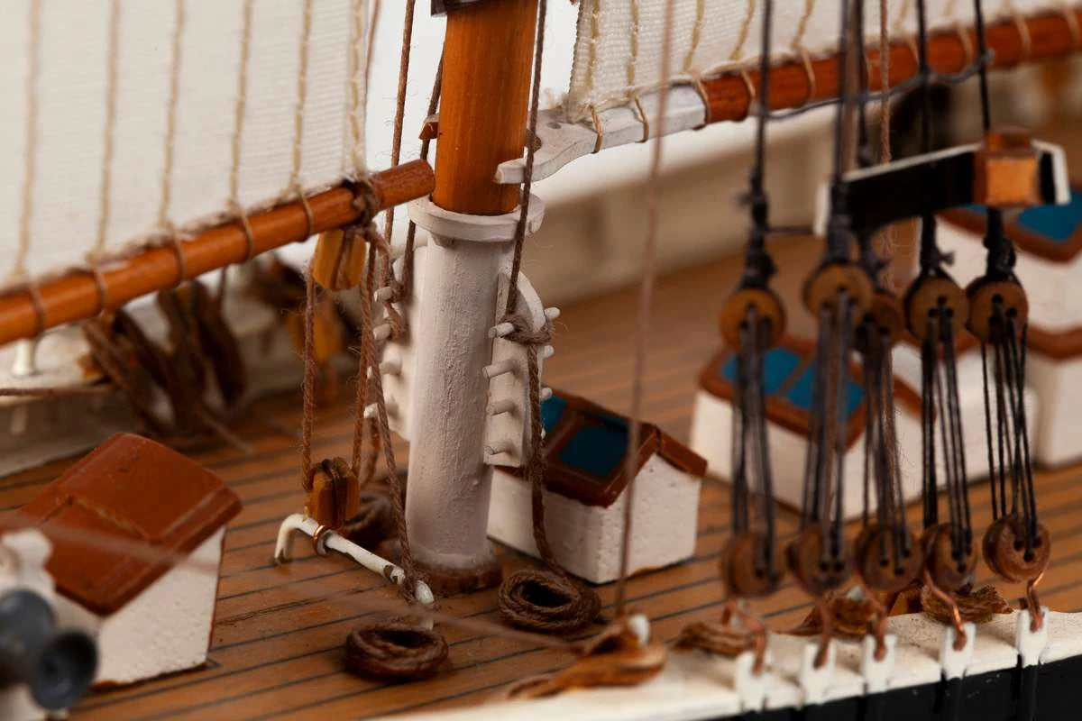 Billing Boats Schooner Bluenose II (1:100)
