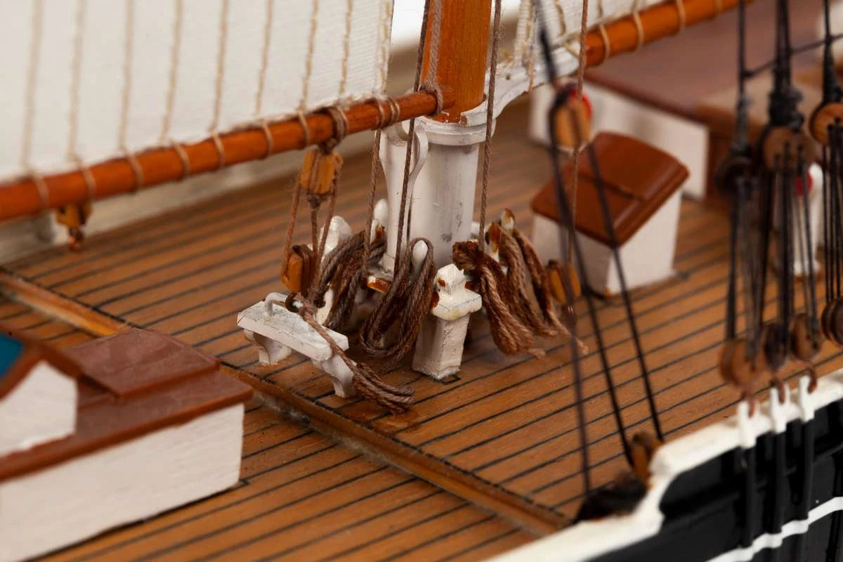 Billing Boats Schooner Bluenose II (1:100)