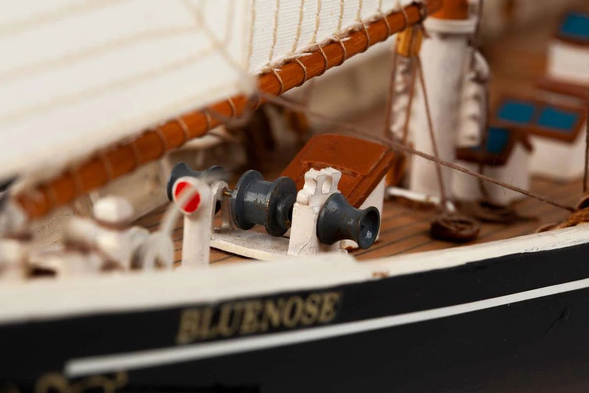 Billing Boats Schooner Bluenose II (1:100)