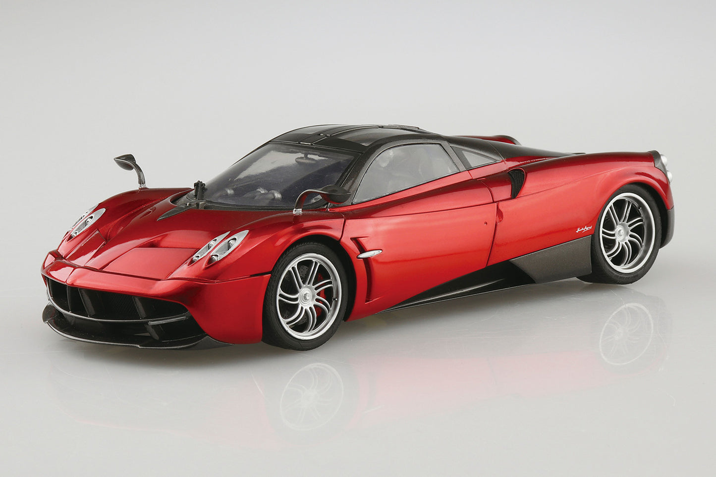 Aoshima 2012 Pagani Huayra (1:24)