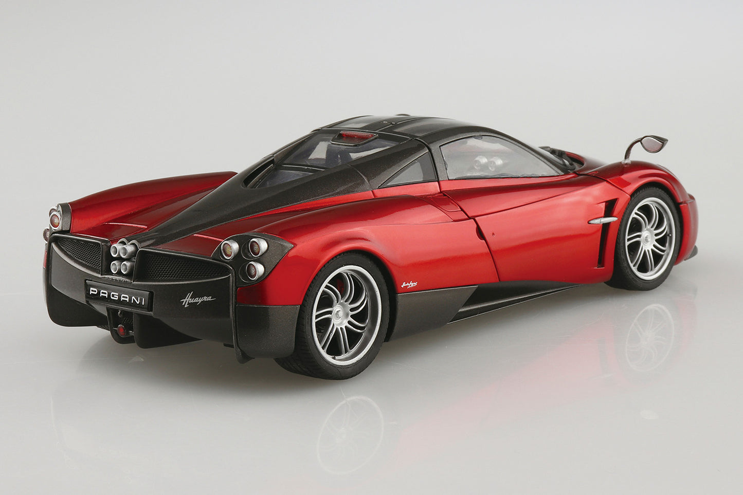 Aoshima 2012 Pagani Huayra (1:24)