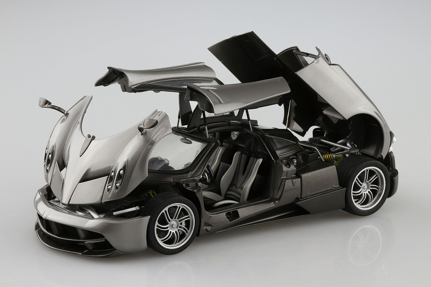Aoshima 2012 Pagani Huayra (1:24)