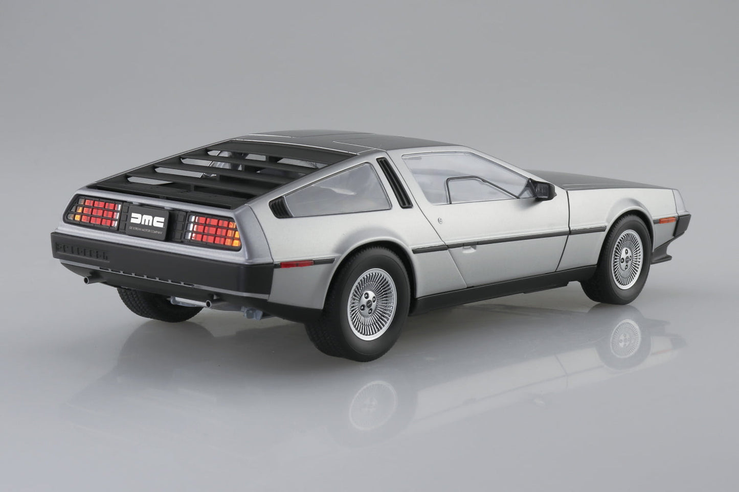 Aoshima 1982 DeLorean DMC-12 (1:24)