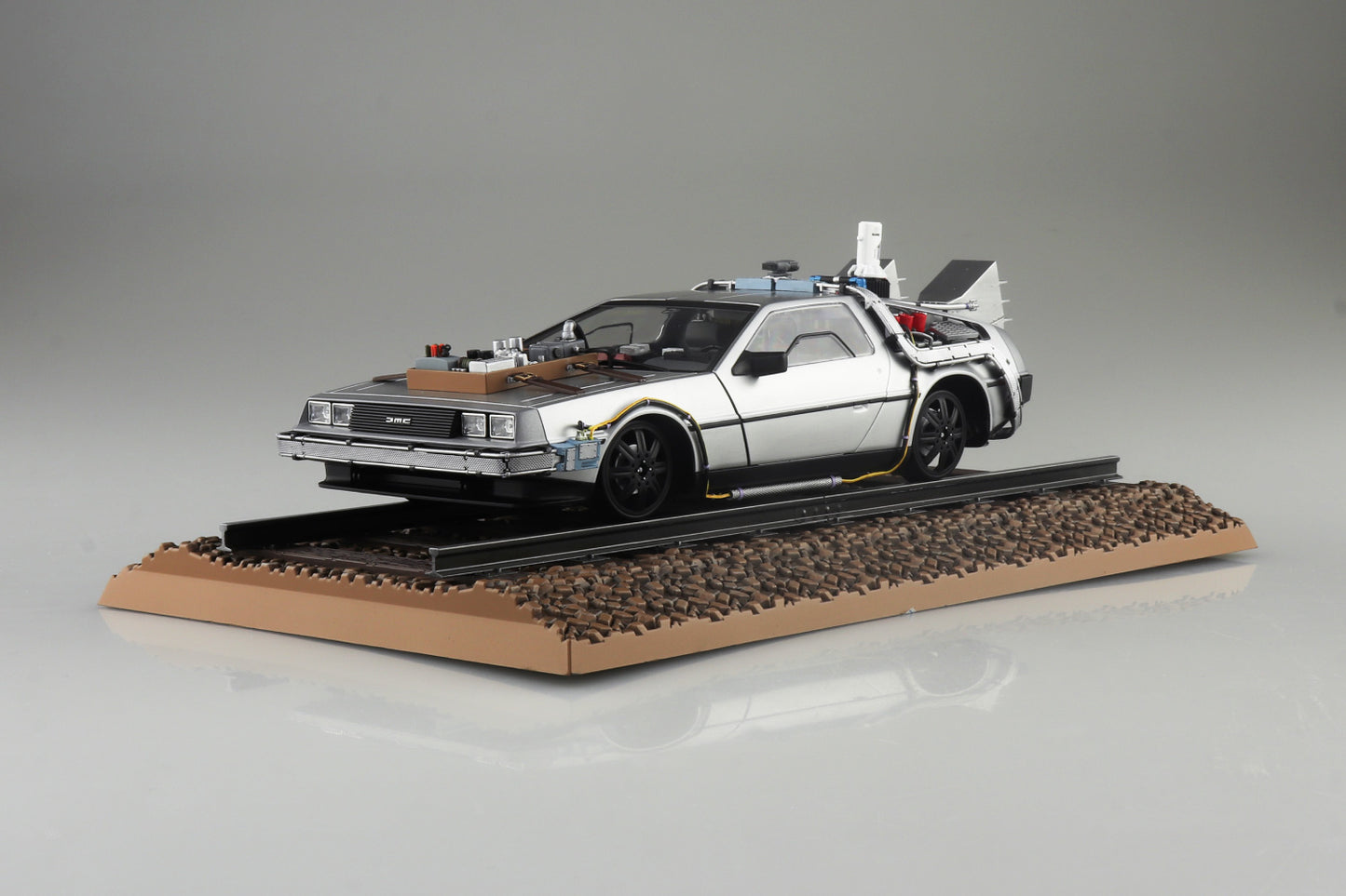 Aoshima Time Machine from Back To The Future Part III Railroad DMC DeLorean (1:24)