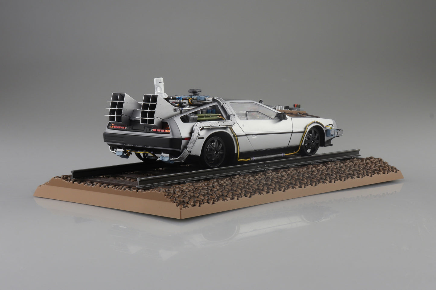 Aoshima Time Machine from Back To The Future Part III Railroad DMC DeLorean (1:24)