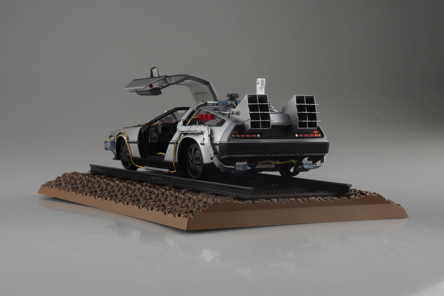 Aoshima Time Machine from Back To The Future Part III Railroad DMC DeLorean (1:24)
