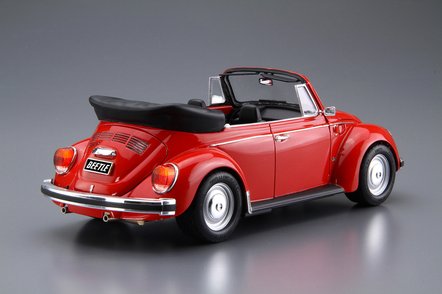 Aoshima 1975 Volkswagen Beetle 1303S Cabriolet (1:24)
