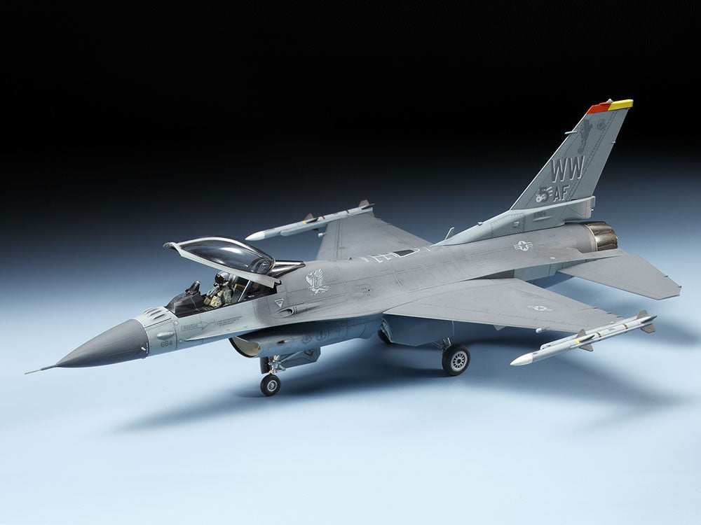Tamiya Lockheed Martin F16CJ (Block 50) Fighting Falcon (1:72)