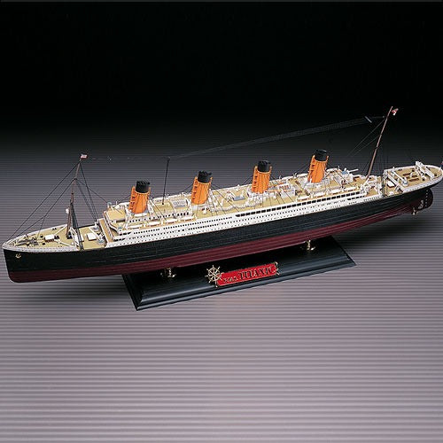Academy The White Star Liner Titanic (1:400)