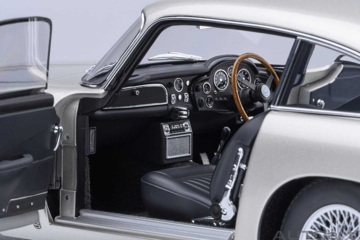 AUTOart Aston Martin DB5 - Birch Silver (1:18)