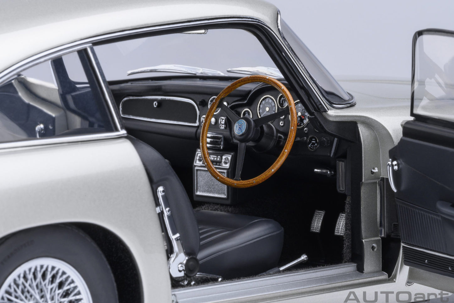 AUTOart Aston Martin DB5 - Birch Silver (1:18)