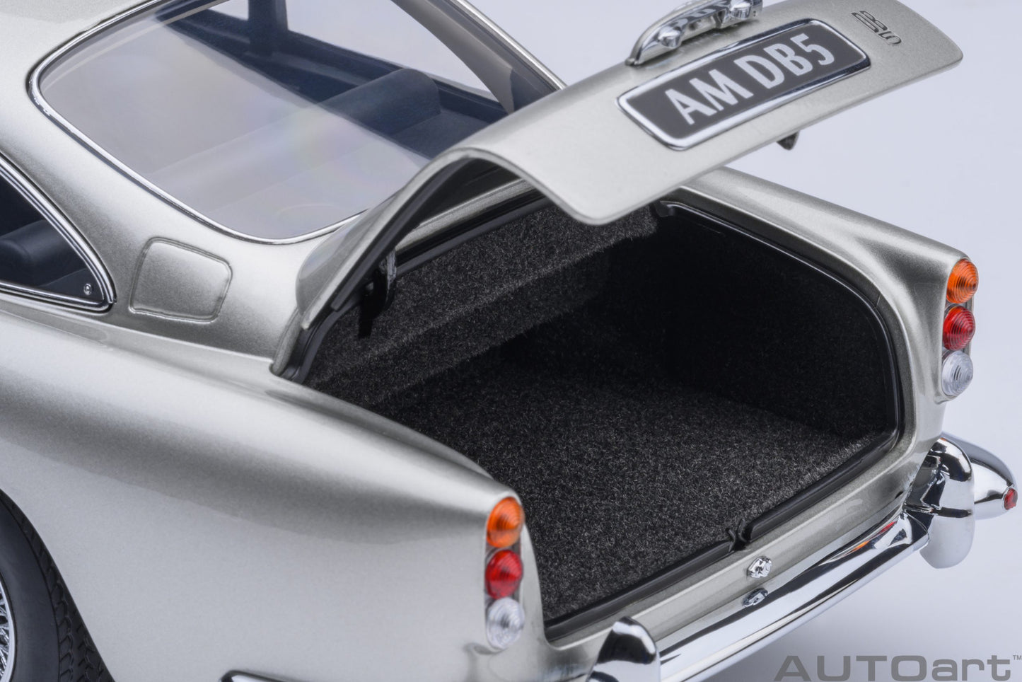 AUTOart Aston Martin DB5 - Birch Silver (1:18)