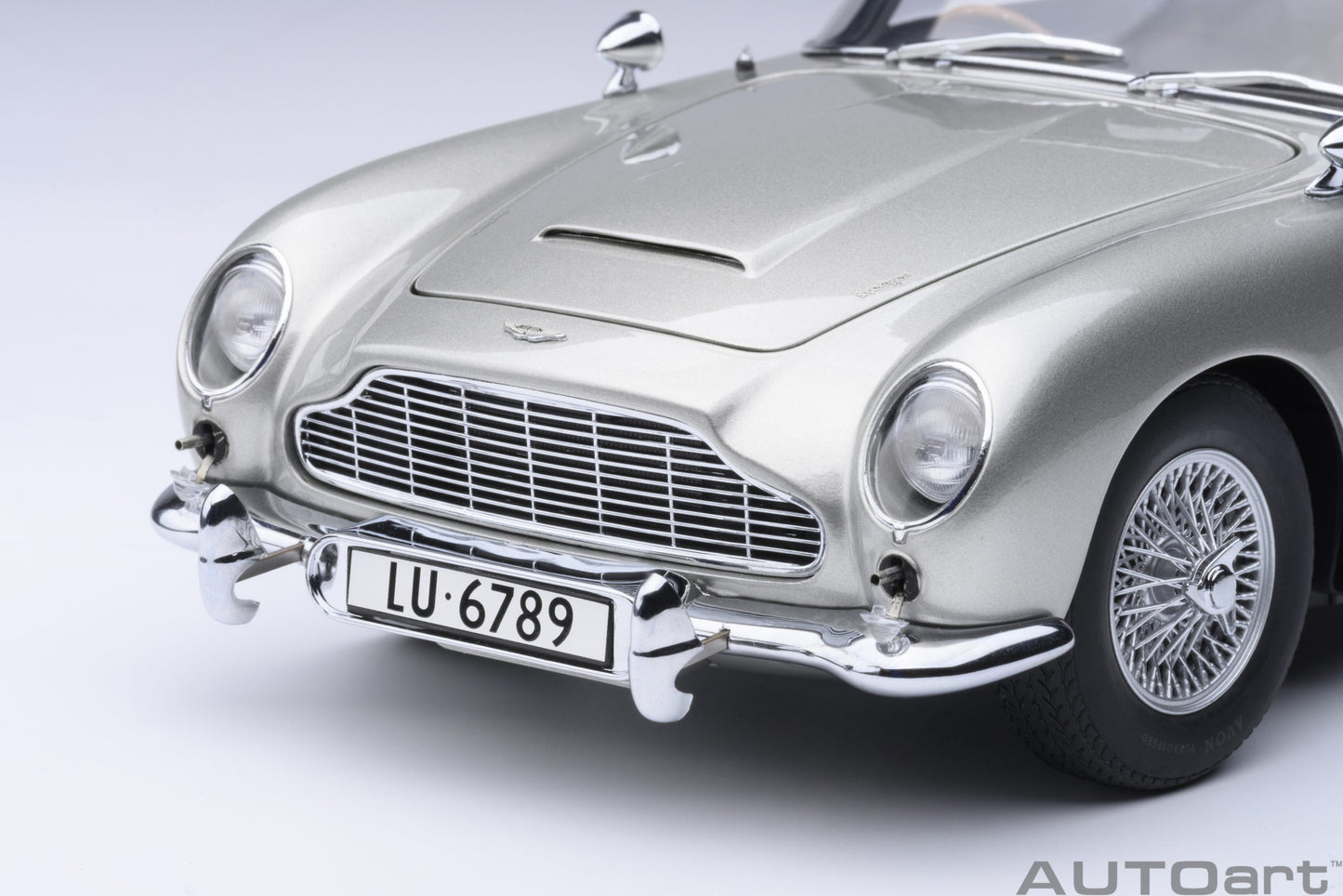 AUTOart Aston Martin DB5 - 007 Goldfinger (with Weapons) - Silver (1:18)