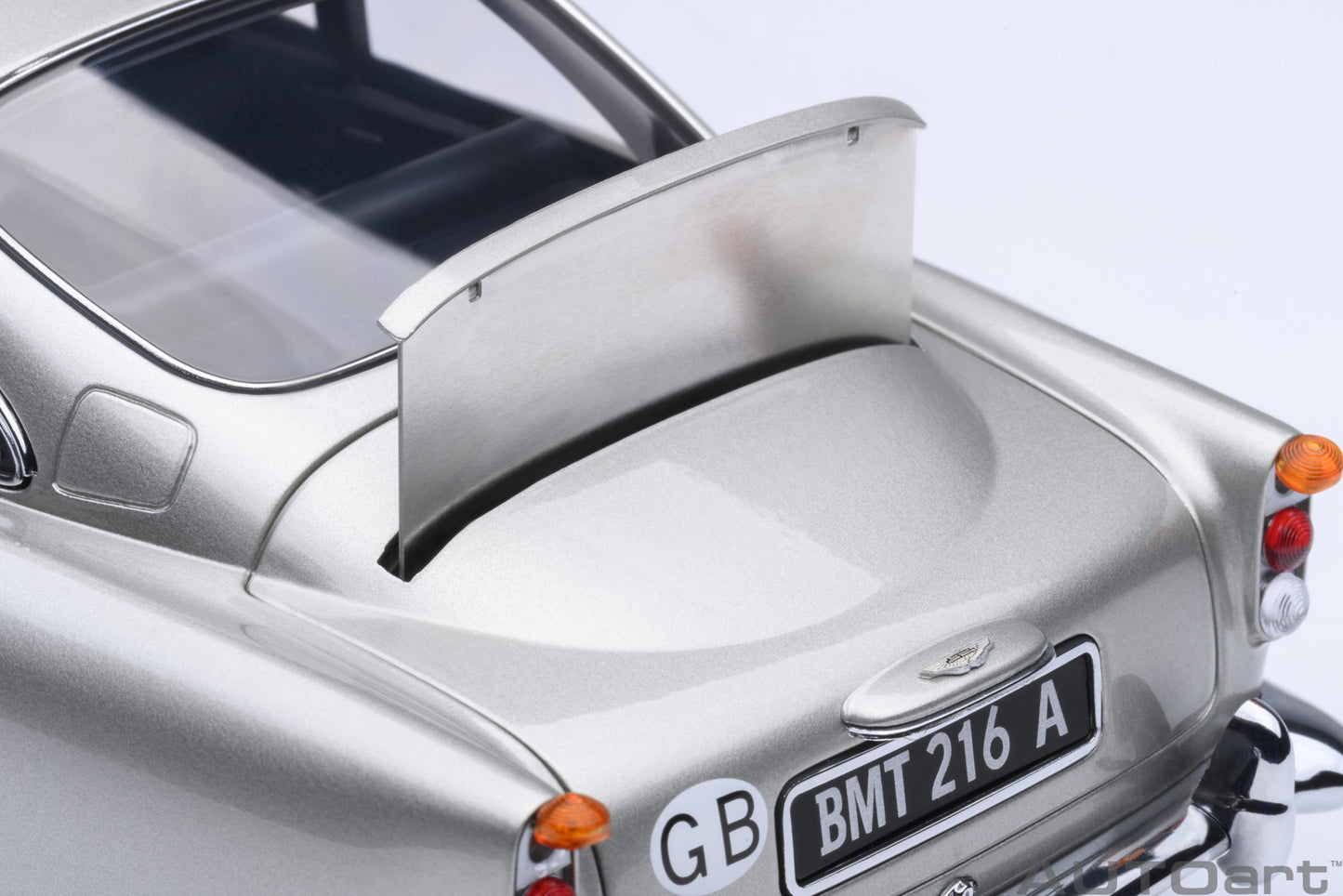 AUTOart Aston Martin DB5 - 007 Goldfinger (with Weapons) - Silver (1:18)