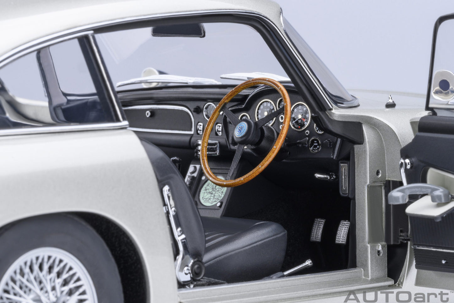 AUTOart Aston Martin DB5 - 007 Goldfinger (with Weapons) - Silver (1:18)