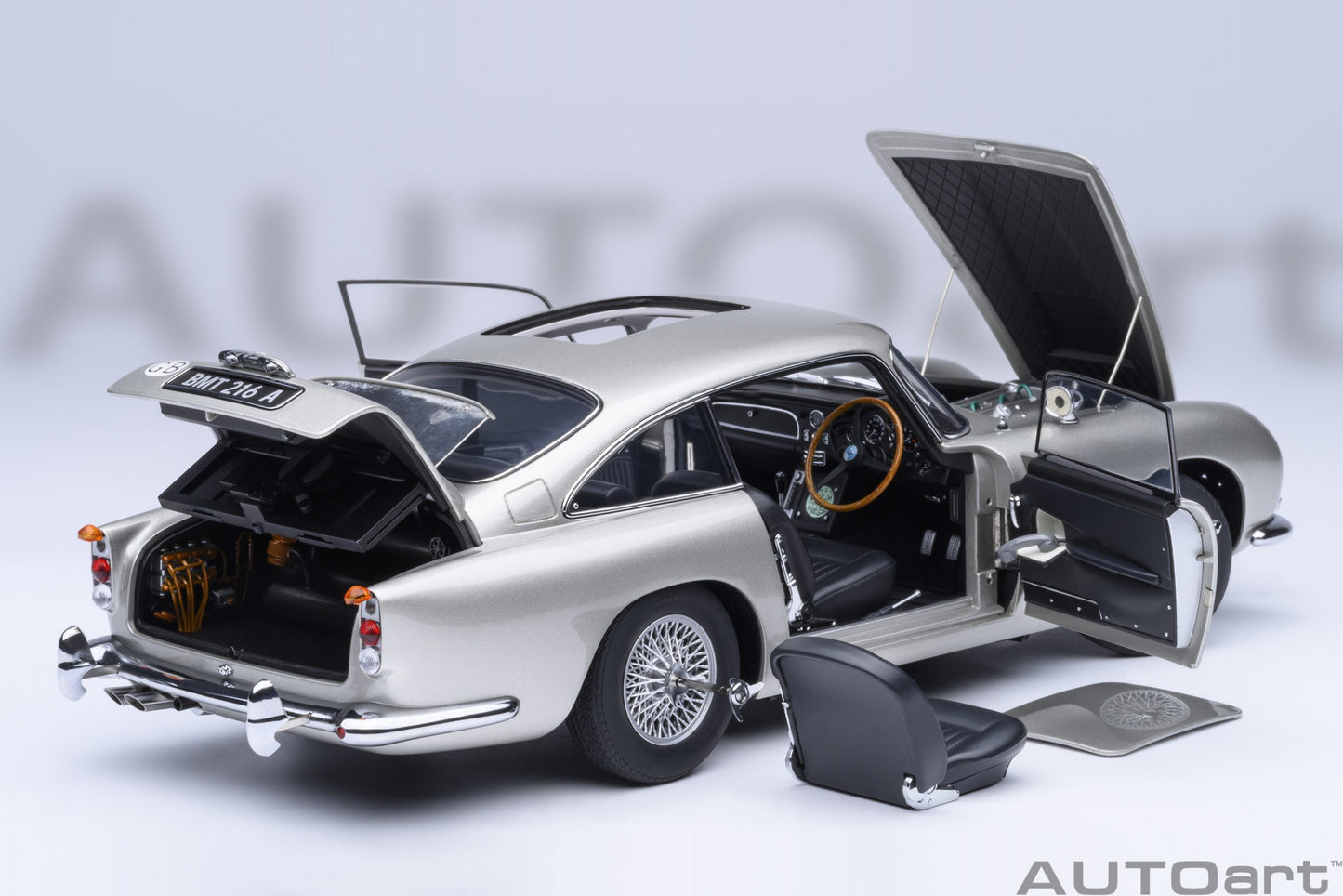 AUTOart Aston Martin DB5 - 007 Goldfinger (with Weapons) - Silver (1:18)