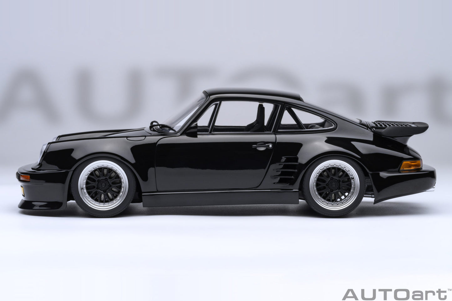 AUTOart Porsche 911(930) Turbo - Wangan Midnight "Blackbird" Comic #1 Version (1:18)