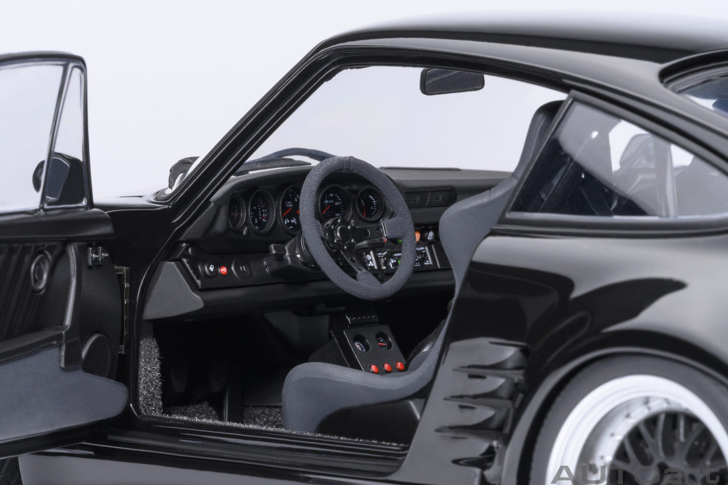 AUTOart Porsche 911(930) Turbo - Wangan Midnight "Blackbird" Comic #1 Version (1:18)