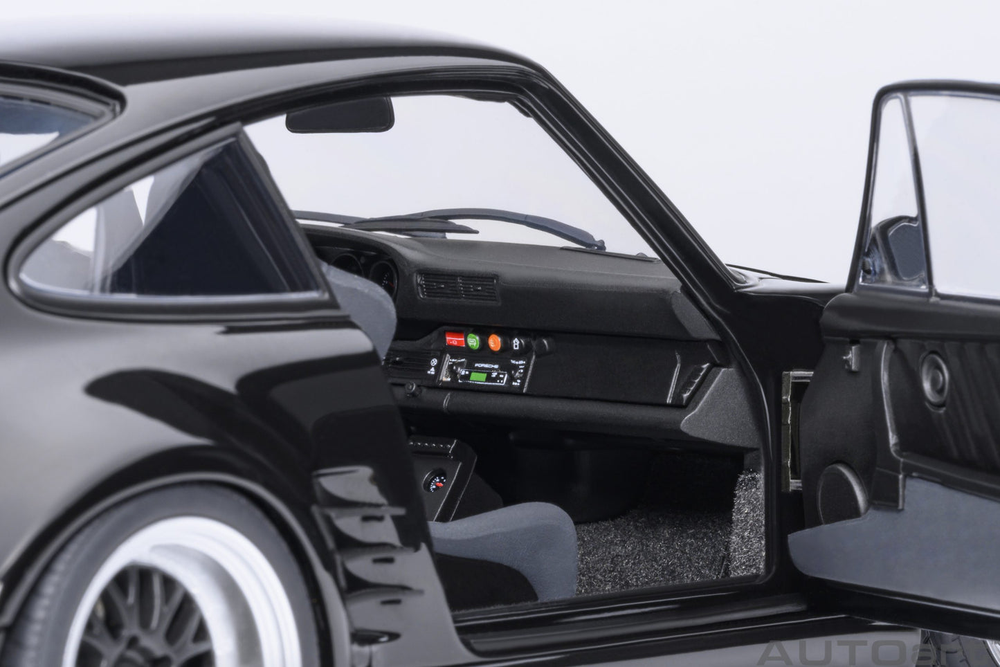 AUTOart Porsche 911(930) Turbo - Wangan Midnight "Blackbird" Comic #1 Version (1:18)