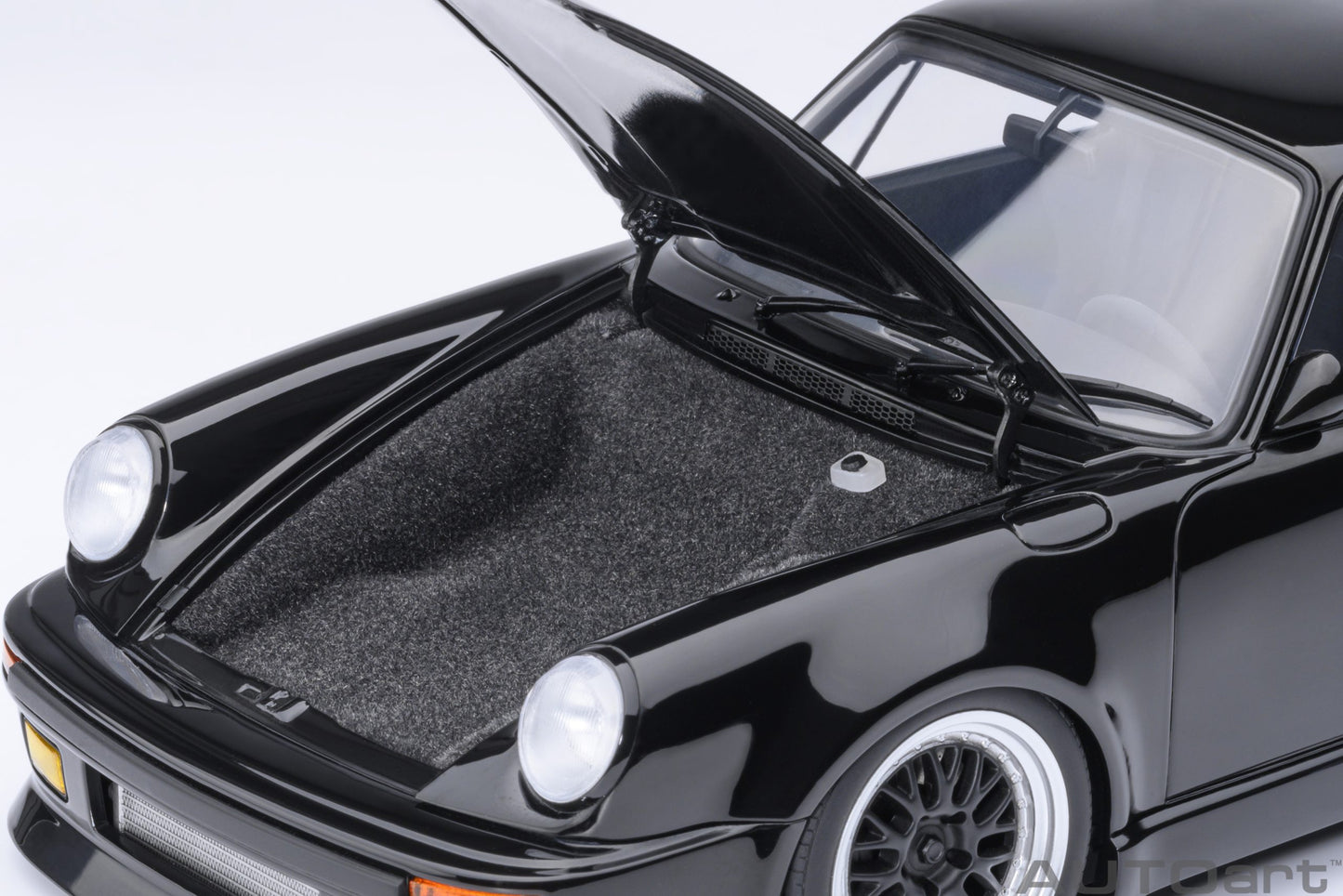 AUTOart Porsche 911(930) Turbo - Wangan Midnight "Blackbird" Comic #1 Version (1:18)