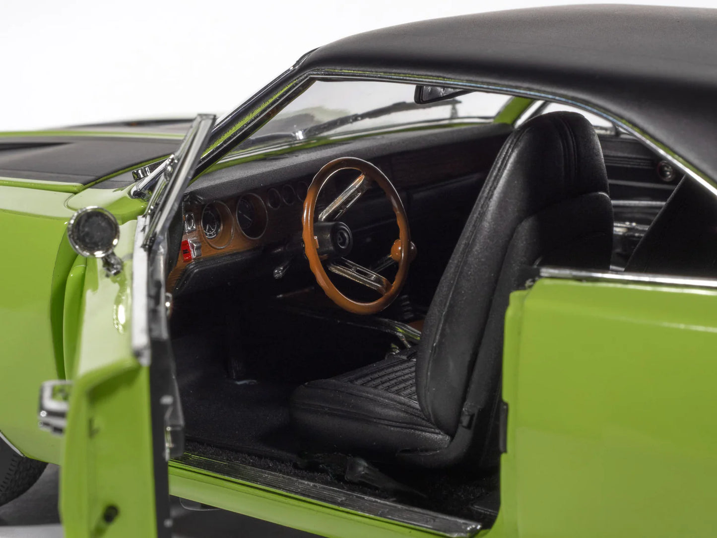 Auto World MCACN 1970 Dodge Charger R/T - Sublime Green (1:18)