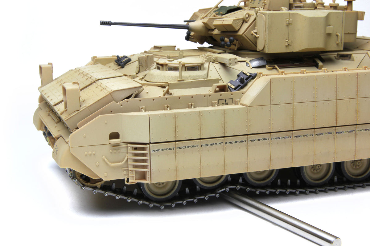 Meng Model U.S. Infantry Fighting Vehicle M2A3 Bradley with BUSK III (1:35)